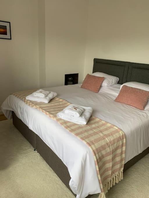 Mountain Views In The Heart Of Brecon Town Exterior foto