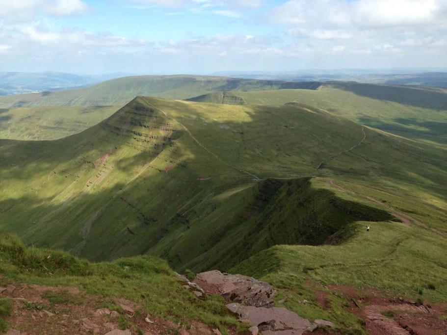 Mountain Views In The Heart Of Brecon Town Exterior foto