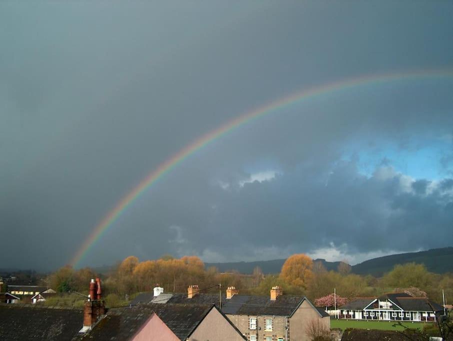 Mountain Views In The Heart Of Brecon Town Exterior foto