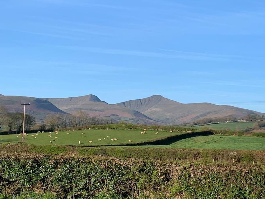 Mountain Views In The Heart Of Brecon Town Exterior foto