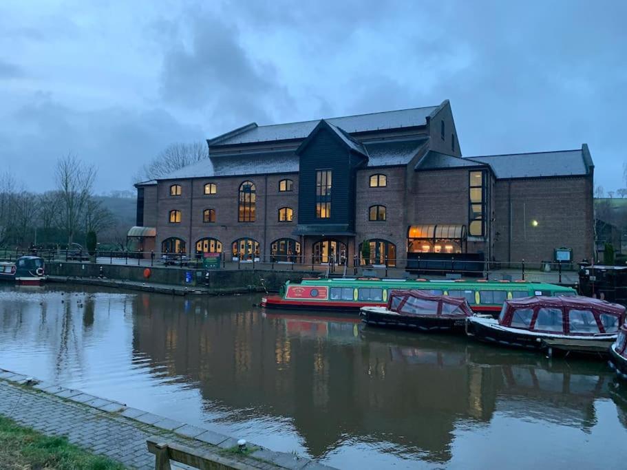 Mountain Views In The Heart Of Brecon Town Exterior foto