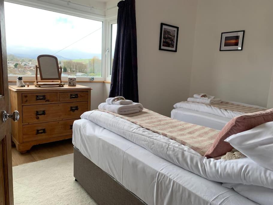 Mountain Views In The Heart Of Brecon Town Exterior foto